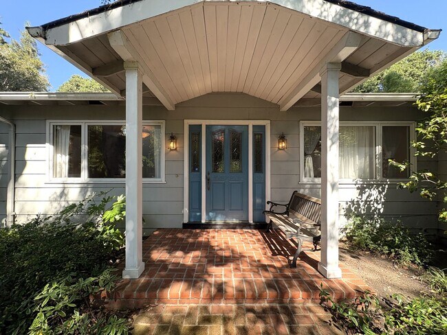 Foto del edificio - Beautiful Serene 4-Bedroom Home on a Gated...