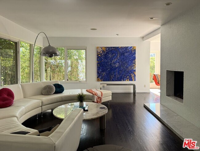 Foto del edificio - 1555 Rising Glen Rd