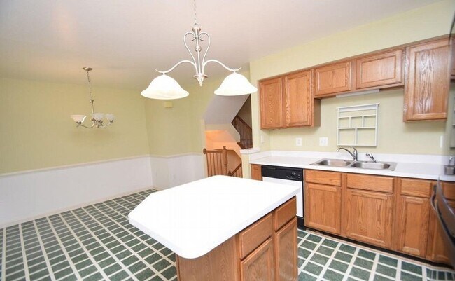 Foto del edificio - Beautiful Townehome - Lees Hill Community