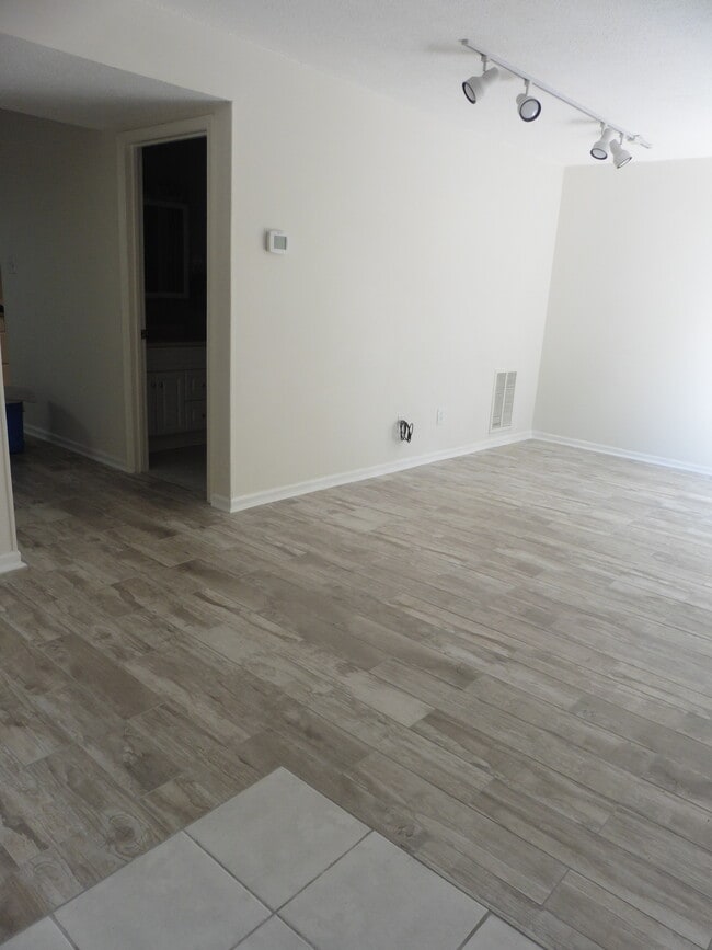 Foto del edificio - 4257 Lake Ridge Dr