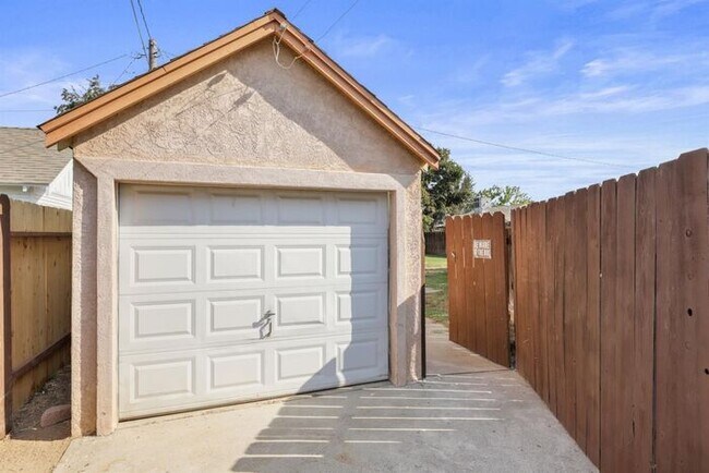 Building Photo - Hughson 2 Bedroom Back Unit Water, Sewer, ...