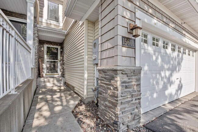Foto del edificio - 15601 Lilac Dr
