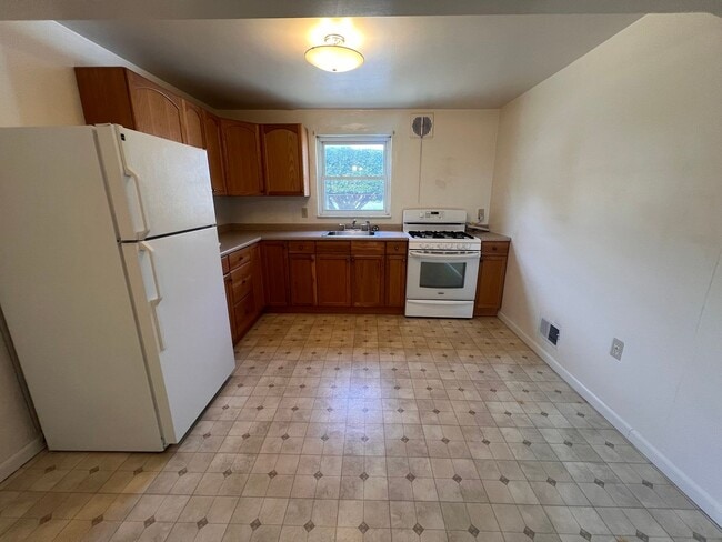 Building Photo - 1121 Clippert St