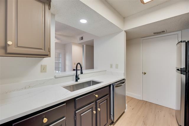 Building Photo - 708 Woodbend Dr