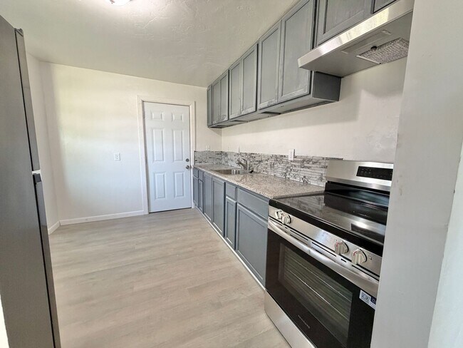 Foto del edificio - 2 bed 1 bath with garage!