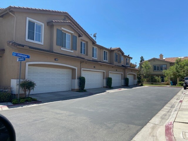 Primary Photo - 3334 E Chiddingstone Ln
