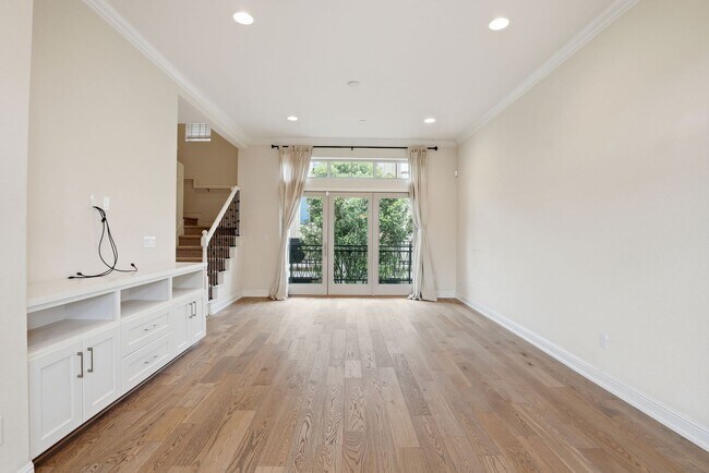 Building Photo - Gorgeous 2 Bed, 2.5 Bath Townhome in Exclusive Reflection Community!