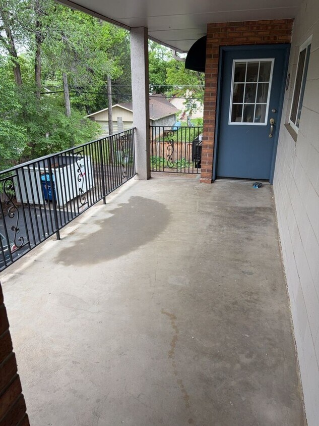Primary Photo - Location! Location! 2bd 1 ba Condo mere bl...