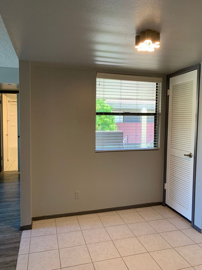 Building Photo - Great 2 Bedroom 2 Bathroom Split Floorplan...
