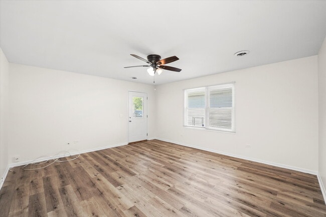 Building Photo - Updated 3-Bed/2-Bath Home with A Deck, Gar...