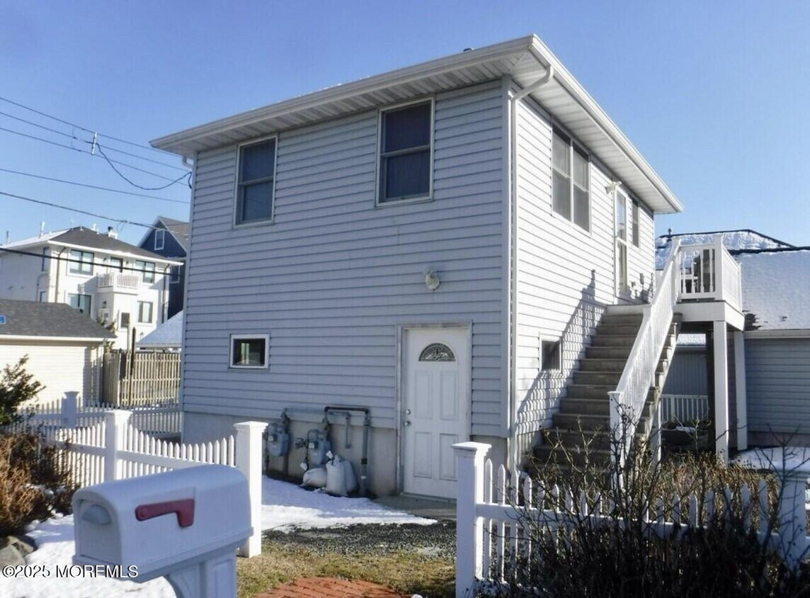 Primary Photo - 1 Beach Way