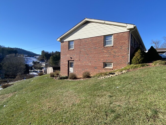 Building Photo - 410 Colonial Ave