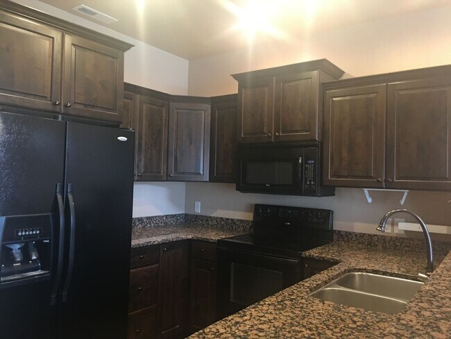 Building Photo - 2 Bedrooms Available in Shared Townhome