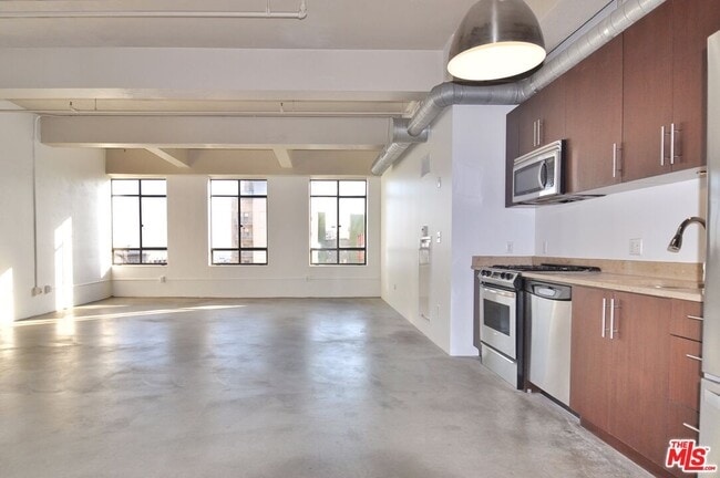 Building Photo - 849 S Broadway