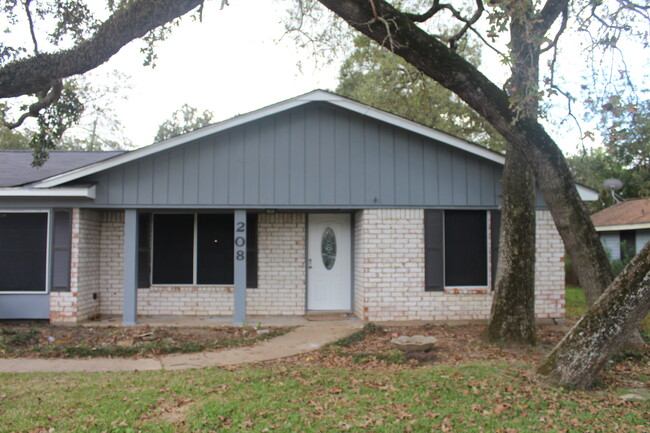 Beautiful Brick Home - 208 Timber Ln