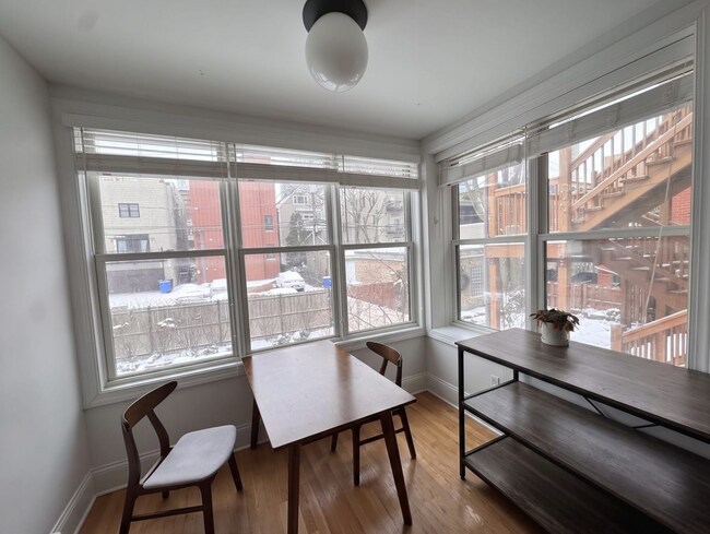 Foto del edificio - 834 W Waveland Ave