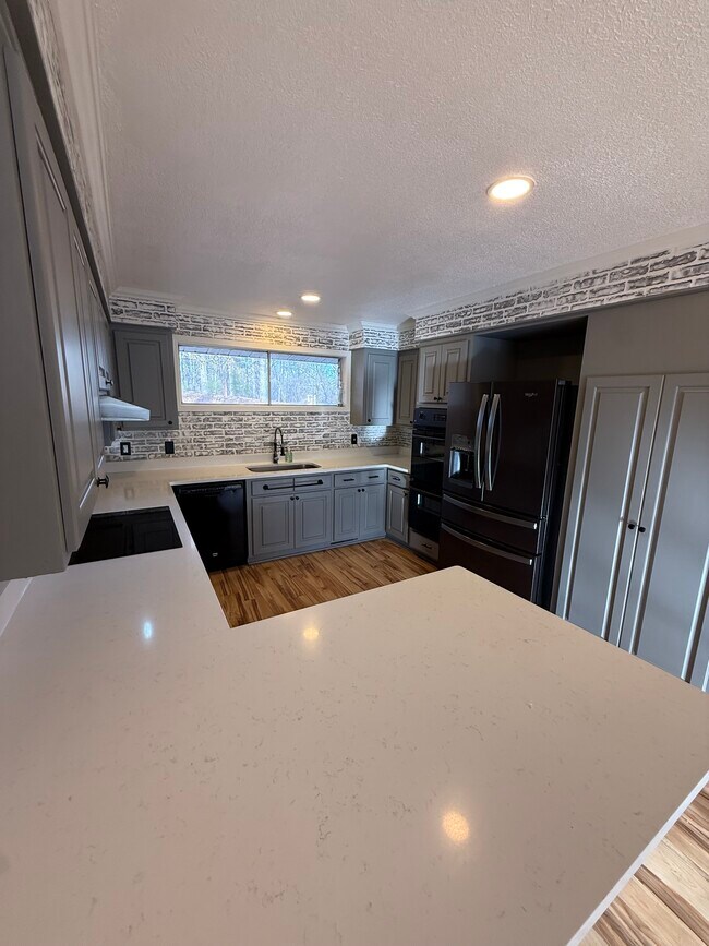 Foto del edificio - 323 Forrest Glen Rd