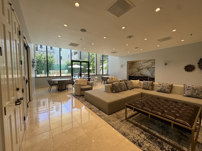 Foto del edificio - 10724 Wilshire Blvd