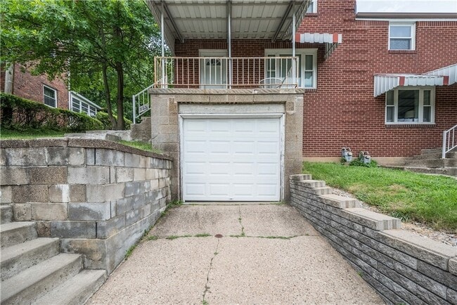 Building Photo - 925 Ulrich St