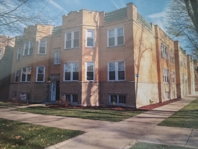 Building - 5901 N Rockwell St
