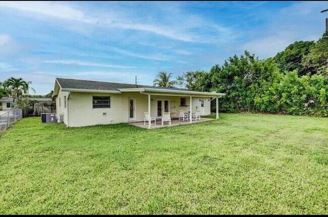 Building Photo - 214 SW 3rd St