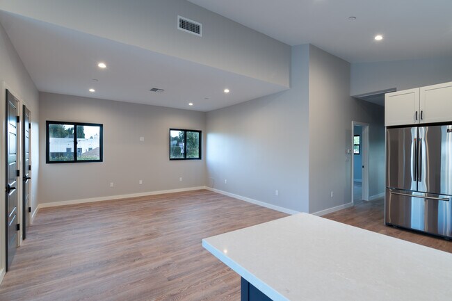 Building Photo - 1002 N Ridgewood Pl