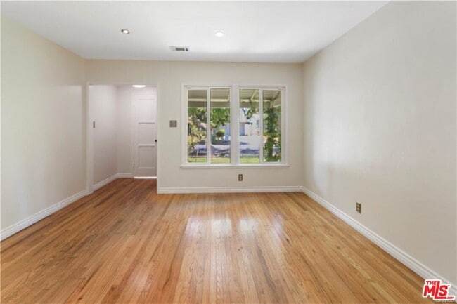 Foto del edificio - 6244 Simpson Ave