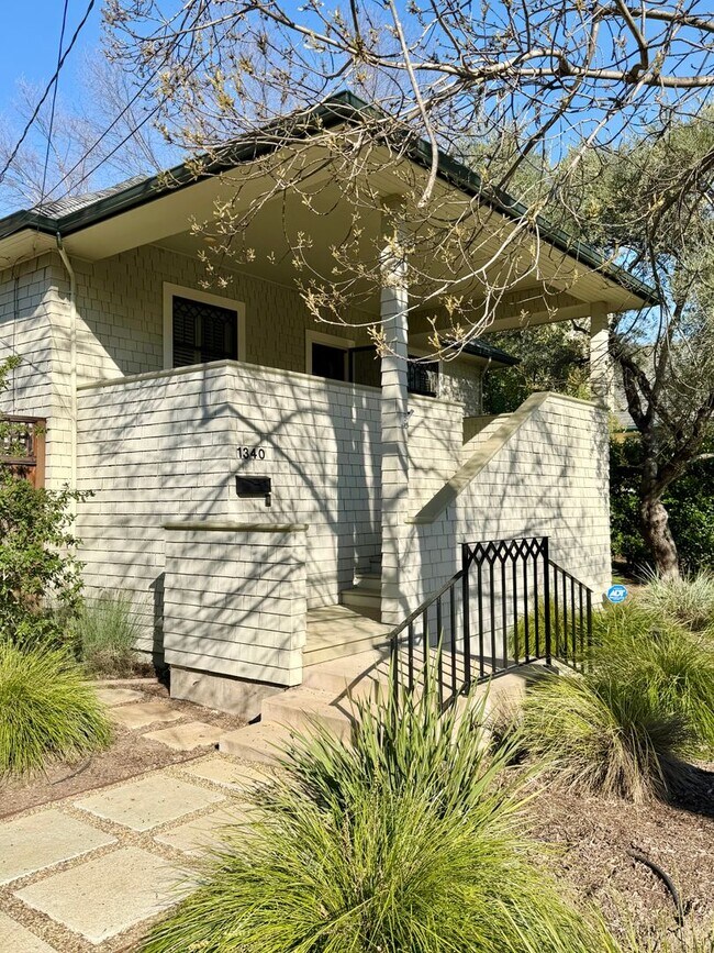 Foto del edificio - TENTATIVELY RENTED 3 Bedrooms, 2 Bathrooms Saint Helena Charm with Modern Conveniences