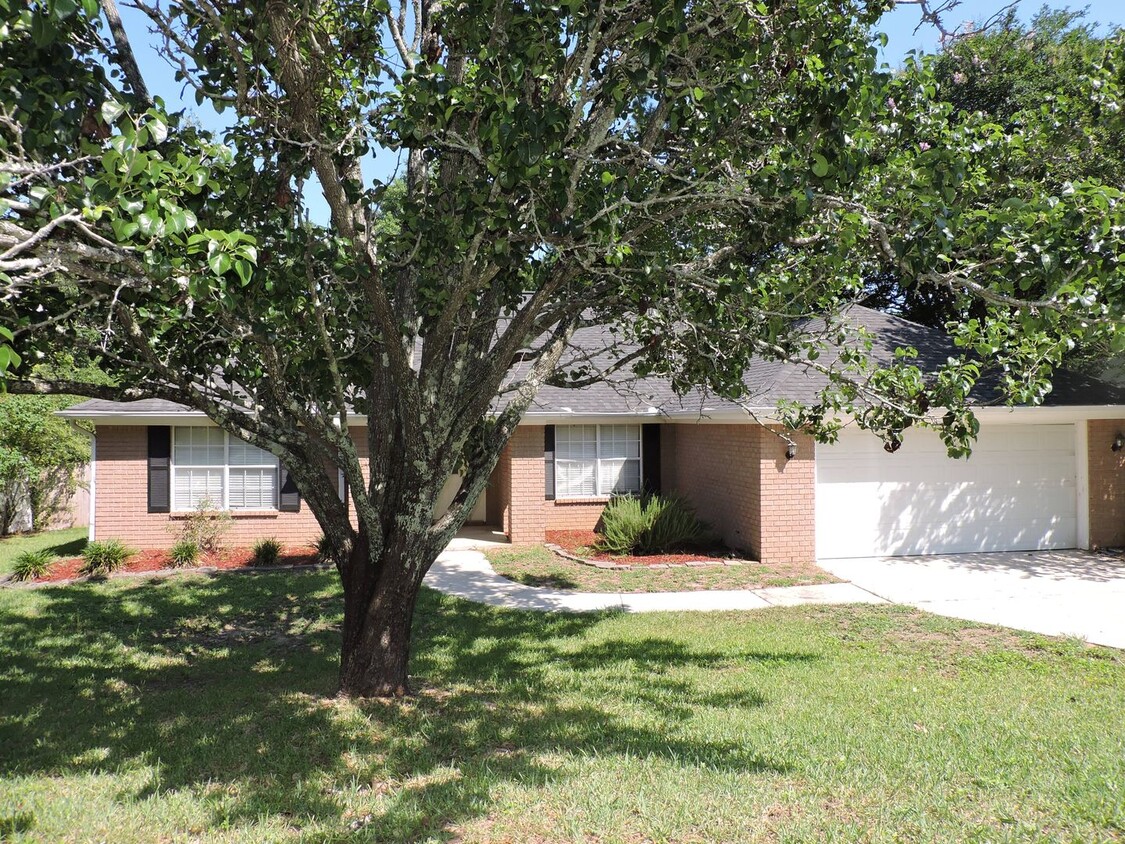 Primary Photo - Nice home in convenient Northeast Pensacola!