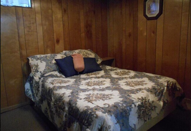 Habitación de invitados en el nivel inferior (sin salida) - 915 Marie Ave