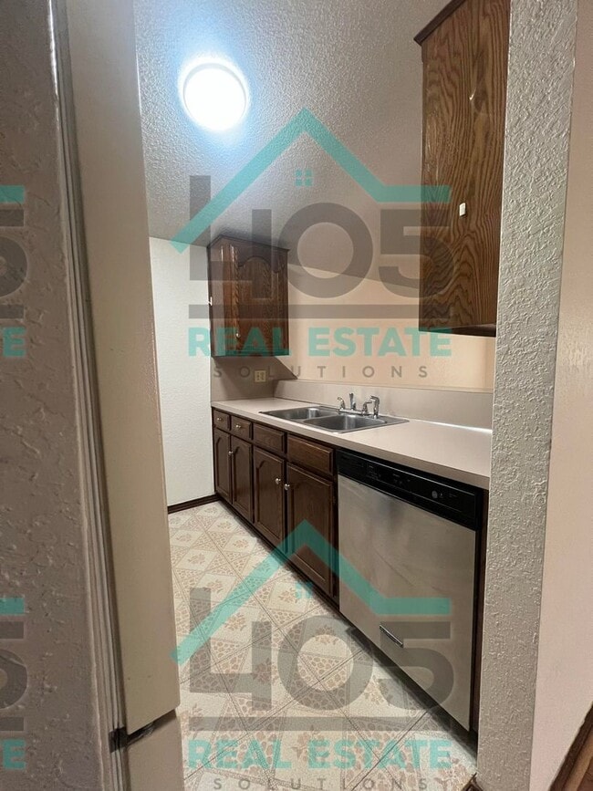 Building Photo - Moore Rental with Fireplace!