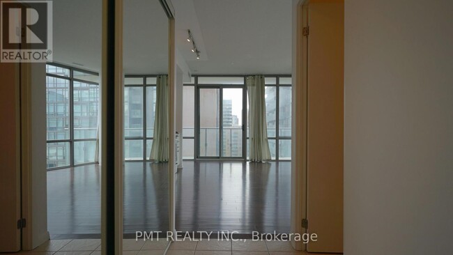Photo du bâtiment - 832-1832 Bay St.