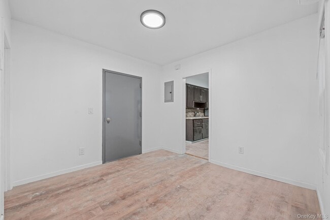 Foto del edificio - 58-44 Fresh Pond Rd