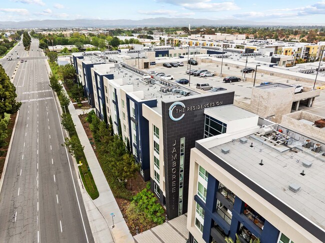 Foto del edificio - The Residences on Jamboree