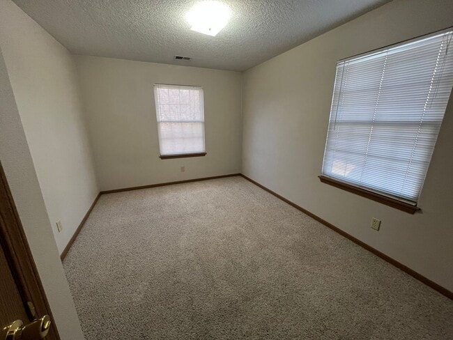 Building Photo - Close to KSU 2 Bed 2 Bath Apartment!