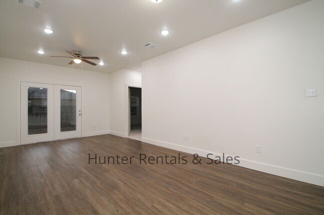 Foto del edificio - Upscale Four-Bedroom Townhome!