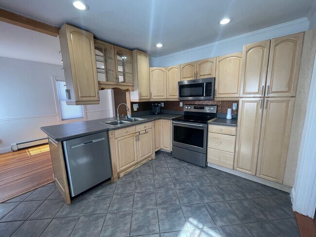 Foto del edificio - Bright & Updated 2-Bed Home in Dalton- $2450