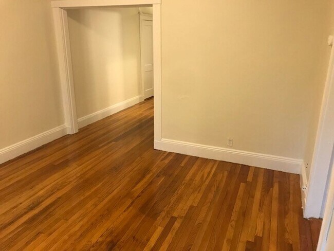 Foto del edificio - Large updated 2 bed unit with the landlord...