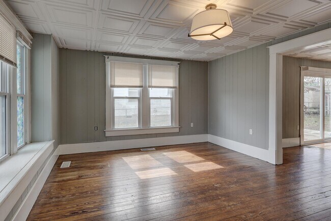 Foto del edificio - 310 N Jackson Ave