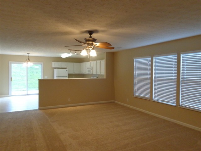 Building Photo - 3648 Coles Branch Dr