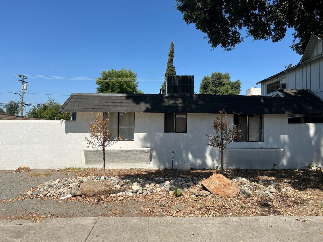 Primary Photo - 611 S Garden St