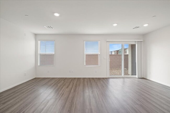 Foto del edificio - Newer Townhouse 3 bd, 3 bth, Loft, 2 Car Garage- Priced to be rent!