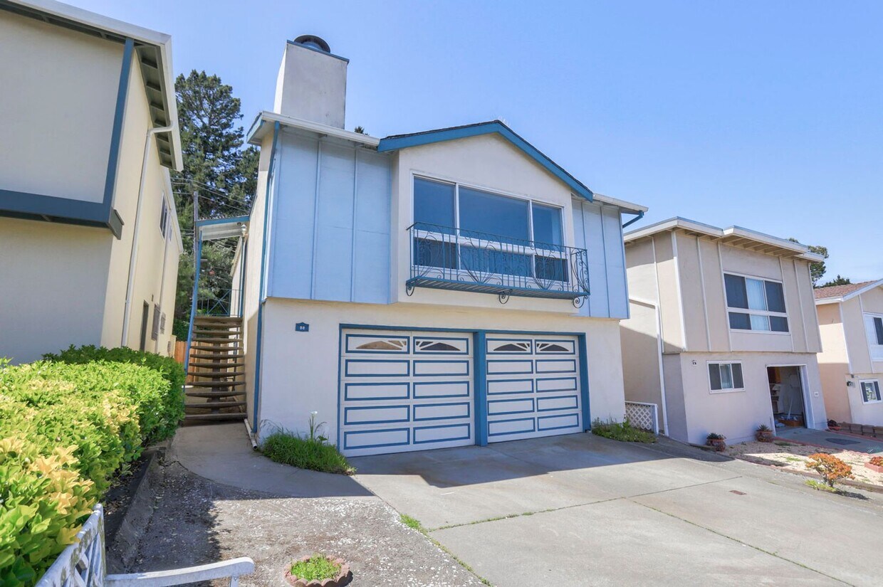 Foto principal - 4 Bed / 2 Bath Daly City Home With Stunnin...