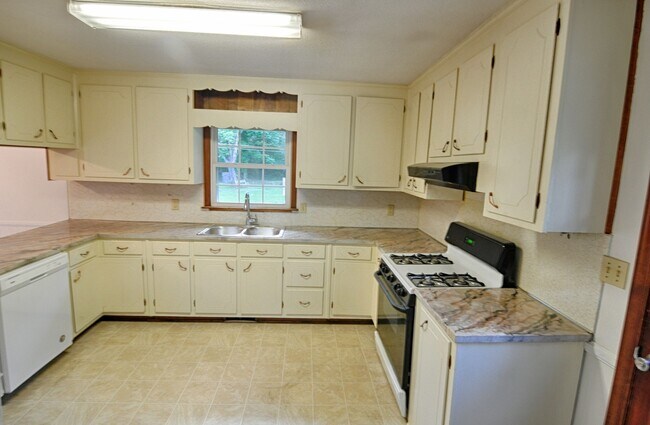 Building Photo - Country Living in Chapel Hill