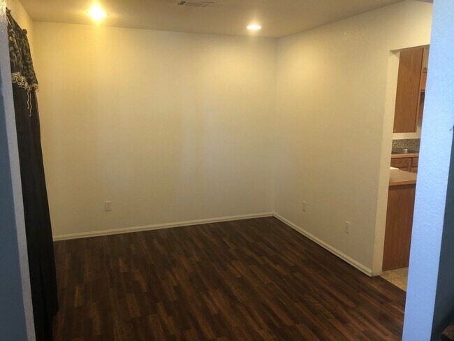 Building Photo - 3 Bedroom 2 Bath 1 Car Garage Townome