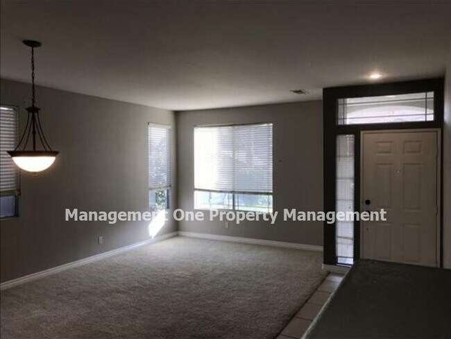 Building Photo - Youll Want To Live Here