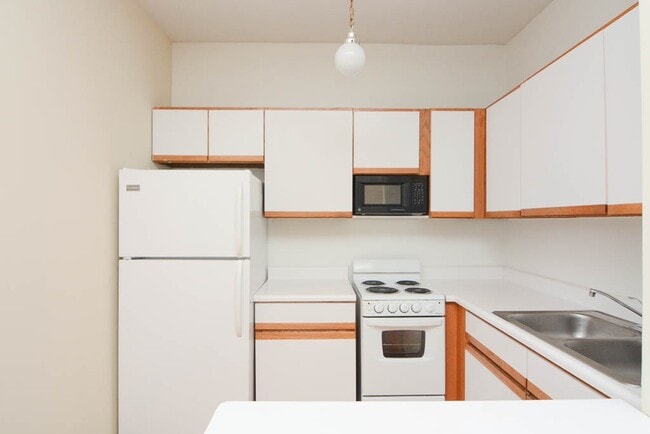 Building Photo - 633 W Barry Ave