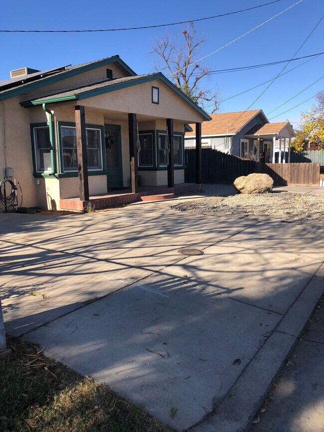 Building Photo - Unique Old Town Clovis, 3 bedroom 1 bathro...