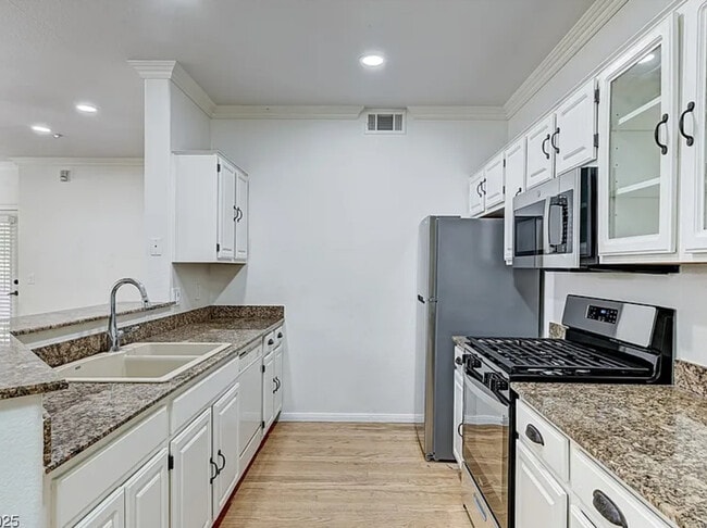 Building Photo - 5855 Valley Dr