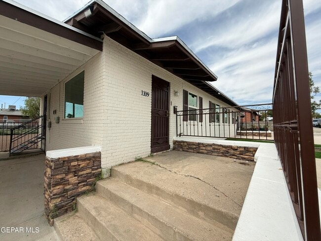 Building Photo - 1109 Huckleberry St